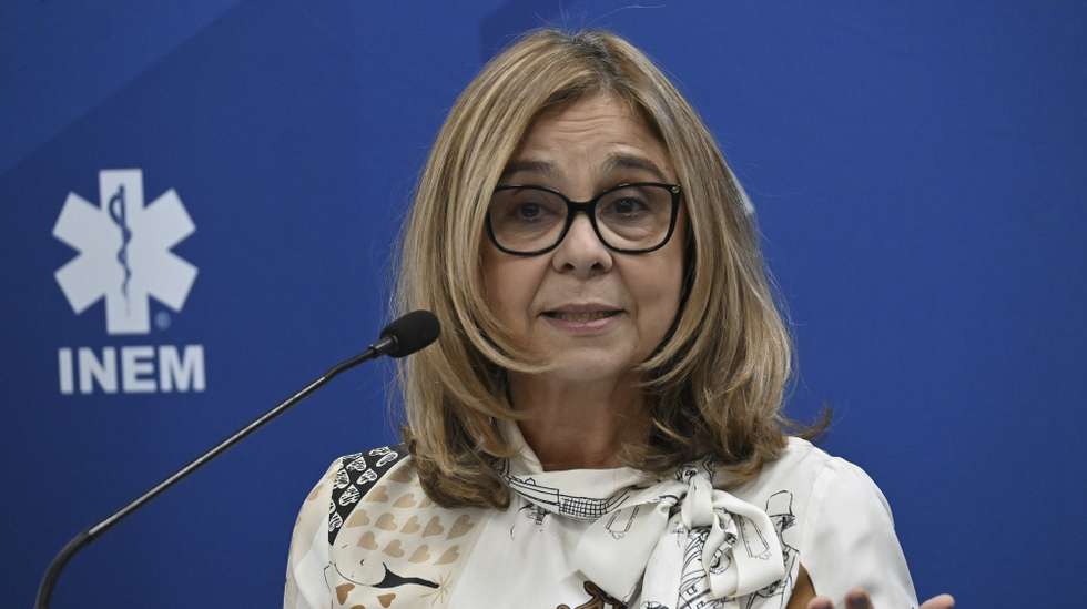 A ministra da saúde, Ana Paula Martins, intervém durante a visita ao Centro da PT EMT, Mafra, 17 de dezembro de 2024. Uma equipa da Organização Mundial de Saúde (OMS) realiza uma visita de recertificação do Portuguese Emergency Medical Team, onde o INEM colocou toda a estrutura modular para ser visitada pelos peritos da OMS. CARLOS BARROSO/LUSA