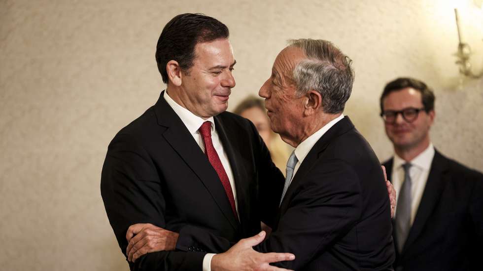 O Presidente da República, Marcelo Rebelo de Sousa (D), recebe os cumprimentos do primeiro-ministro, Luís Montenegro (E), durante a cerimónia de apresentação dos cumprimentos de Natal do Governo ao Presidente da República, no Palácio de Belém em Lisboa, 18 de dezembro de 2024. FILIPE AMORIM/LUSA