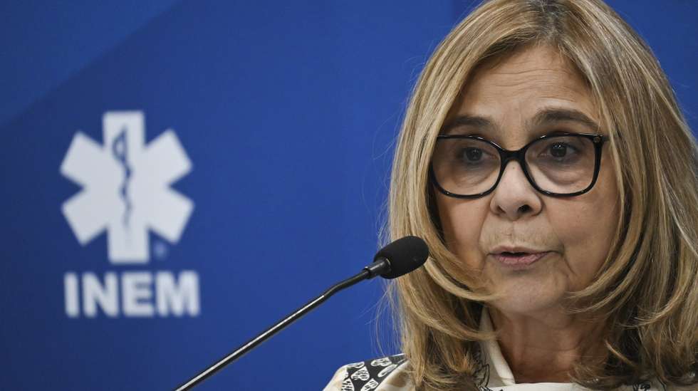 A ministra da saúde, Ana Paula Martins, intervém durante a visita ao Centro da PT EMT, Mafra, 17 de dezembro de 2024. Uma equipa da Organização Mundial de Saúde (OMS) realiza uma visita de recertificação do Portuguese Emergency Medical Team, onde o INEM colocou toda a estrutura modular para ser visitada pelos peritos da OMS. CARLOS BARROSO/LUSA