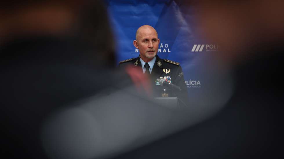 O diretor nacional da Polícia de Segurança Pública, Luís Carrilho, durante a cerimónia de entrega de viaturas à Polícia de Segurança Pública, na Direção Nacional da Polícia de Segurança Pública, em Lisboa, 19 de dezembro de 2024.  TIAGO PETINGA/LUSA