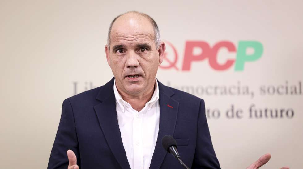 O secretario-geral do Partido Comunista  Português (PCP), Paulo Raimundo, apresenta as conclusões da reunião do Comité Central do PCP para análise da situação política e social e tarefas do partido, em Lisboa, 21 de dezembro de 2024. FILIPE AMORIM/LUSA