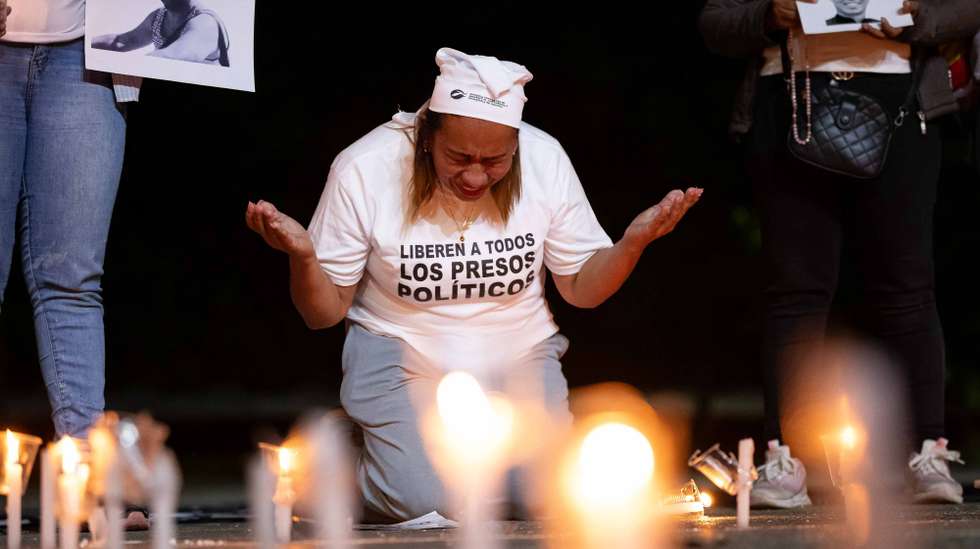 epaselect epa11783215 A woman participates in a vigil for political prisoners at the Central University of Venezuela (UCV) in Caracas, Venezuela, 17 December 2024. Venezuelan families gathered to hold a prayer vigil for the three 'political prisoners' who died in state custody and also to ask for the release of those who remain in jail.  EPA/Ronald Pena R
