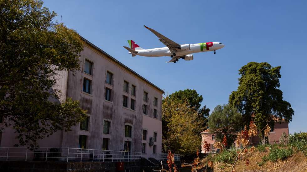 Um avião sobrevoa o Centro das Taipas, em Alvalade, Lisboa, 17 de setembro de 2024. O tráfego aéreo sobre a cidade de Lisboa está cada vez mais intenso, havendo cada vez mais queixas em relação à poluição visual e sonora assim como em relação à frequência de voos noturnos. (ACOMPANHA TEXTO DA LUSA DO DIA 28 DE SETEMBRO DE 2024). JOSÉ SENA GOULÃO/LUSA