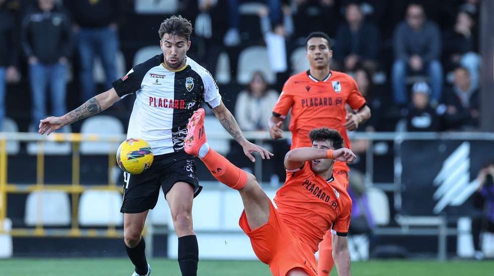 O jogador do Farense, Dario Poveda (E), disputa a posse da bola com o jogador do Vitória de Guimarães, Alberto Baio, durante o jogo da I Liga de Futebol realizado  no Estádio de S. Luis, Faro, 29 de dezembro de 2024. LUÍS FORRA/LUSA