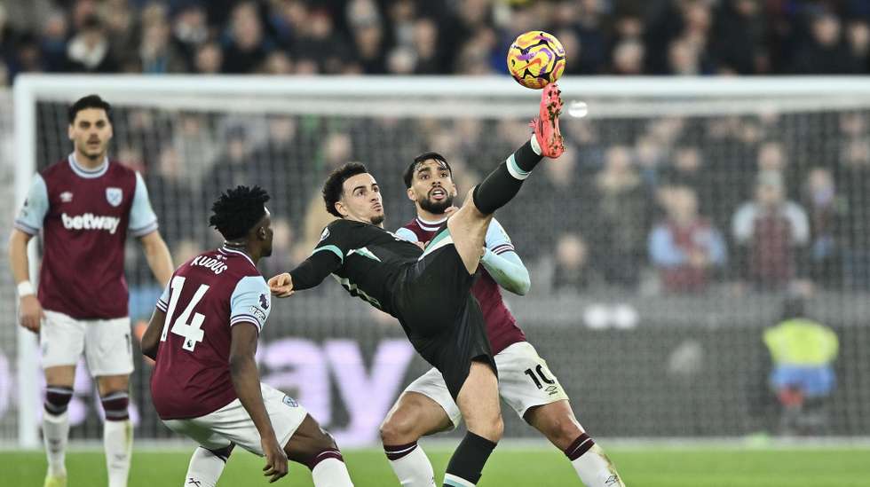 epa11797964 Curtis Jones (C) of Liverpool battles with Lucas Paqueta (R) of West Ham United and Mohammed Kudus (L) of West Ham United during the English Premier League match between West Ham United and Liverpool in London, Britain, 29 December 2024.  EPA/VINCE MIGNOTT EDITORIAL USE ONLY. No use with unauthorized audio, video, data, fixture lists, club/league logos, 'live' services or NFTs. Online in-match use limited to 120 images, no video emulation. No use in betting, games or single club/league/player publications.