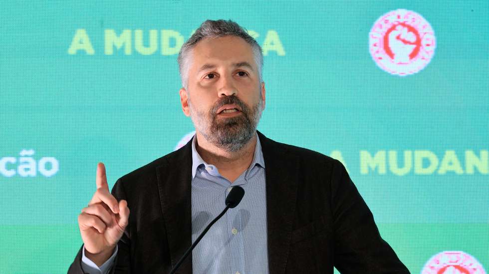 Pedro Nuno Santos, secretário-geral do Partido Socialista, discursa durante a apresentação de Eduardo Oliveira como candidato do partido à Câmara Municipal de Vila Nova de Famalicão nas próximas eleições autarquicas, Vila Nova de Famalicão, 11 de janeiro de 2025. ESTELA SILVA/LUSA