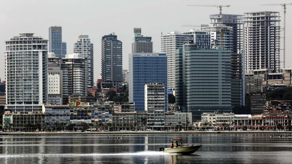 Baía de Luanda, Angola, 09 de agosto de 2024. A falta de saneamento básico e de transportes agravam a precariedade dos luandeses, que se mostram céticos quanto à proposta de divisão administrativa de Luanda, defendendo em alternativa as autarquias, melhor distribuição da riqueza e mais atenção aos pobres. (ACOMPANHA TEXTO DA LUSA DO DIA 10 DE AGOSTO DE 2024). AMPE ROGÉRIO/LUSA