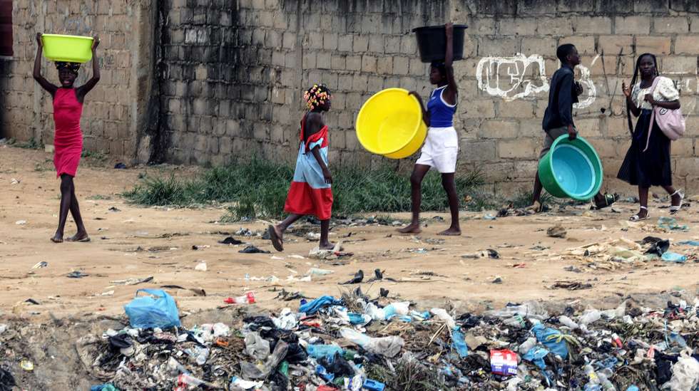 Quotidiano no Bairro Paraíso, conhecido pelos níveis elevados de pobreza e criminalidade, a doença e a morte vieram afligir ainda mais os moradores, em Luanda, 09 de janeiro de 2025. Pelo menos cinco pessoas foram oficialmente proclamadas vítimas de cólera, doença ligada à contaminação fecal associada à falta de saneamento e tratamento de água e má higiene, e os habitantes estão preocupados pedindo a intervenção das autoridades angolanas. (ACOMPANHA TEXTO DA LUSA DO DIA 12 DE JANEIRO DE 2025). AMPE ROGÉRIO/LUSA