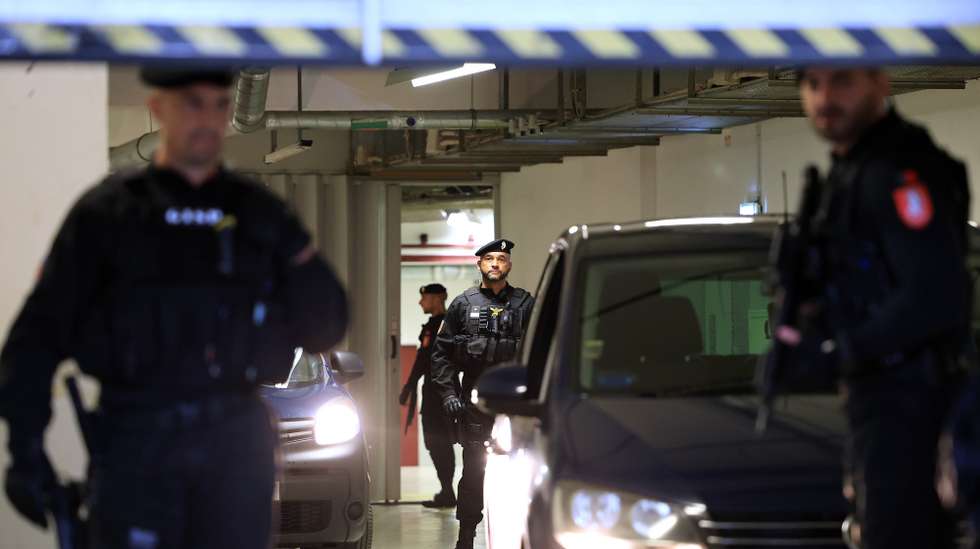 Agentes da GISP escoltam a chegada ao Tribunal de Instrução Criminal (TIC) do veículo celular da Polícia com o arguido Fernando Madureira, detido da 'Operação Pretoriano', no Porto, 18 de outubro de 2024. O arranque da fase instrução da 'Operação Pretoriano' previsto para hoje foi adiado devido à greve dos oficiais de justiça. O processo tem como arguidos Fernando Madureira, ex-líder dos Super Dragões, Sandra Madureira, Vítor Catão, e ainda mais nove arguidos, acusados de crimes alegadamente cometidos numa Assembleia-Geral do FC Porto. LUSA
