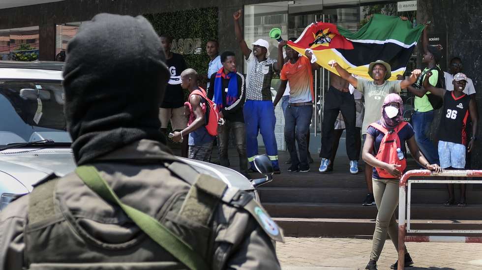 Demonstrators shout slogans against the inauguration ceremony of Mozambique's fifth president, Daniel Chapo (not seen), at the edge of Independence Square, where the ceremony took place, in Maputo, Mozambique, 15 January 2025. On 23 December, Chapo, 48, was declared the winner of the presidential election by the Constitutional Council (CC) with 65.17% of the vote in the general elections held on 9 October, which included legislative and provincial assembly elections also won by Frelimo. ESTEVAO CHAVISSO/LUSA