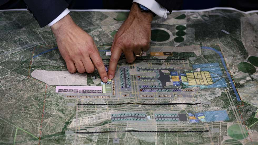 Plano do novo Aeroporto Luis de Camões durante a entrega do Relatório Inicial (High Level Assumption Report) da concessionária ANA sobre o desenvolvimento da capacidade aeroportuária de Lisboa,  para iniciar formalmente negociações sobre a extensão do contrato de concessão e viabilizar a construção do novo Aeroporto Luís de Camões, em Alcochete, 17 de dezembro de 2024.  ANDRÉ KOSTERS/LUSA
