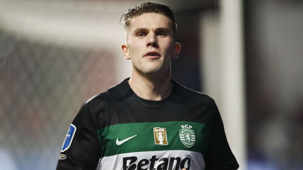 epa11819095 Sporting's Viktor Gyokeres celebrates after scoring a goal against Benfica during their League Cup final soccer match held at Magalhaes Pessoa Stadium, in Leiria, Portugal, 11 January 2025.  EPA/PAULO CUNHA