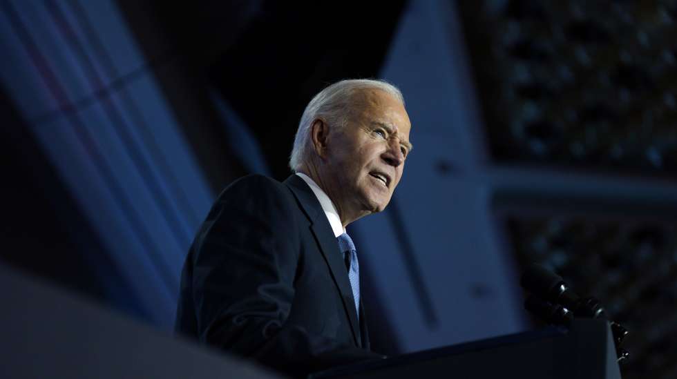 epa11831918 US President Joe Biden delivers remarks at the Conference of Mayors in Washington, DC, USA, 17 January 2025.  EPA/YURI GRIPAS / POOL