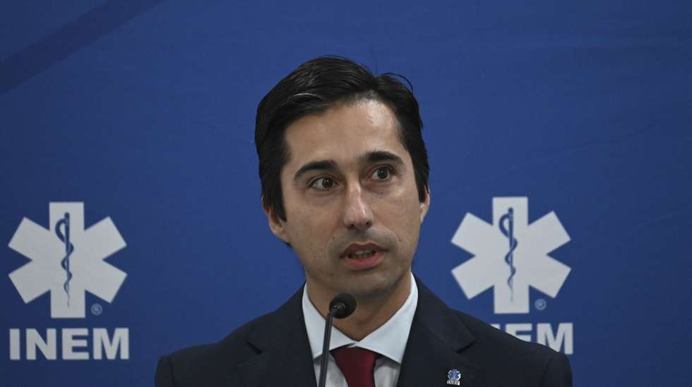 O presidente do Instituto Nacional de Emergência Médica - INEM, Sérgio Janeiro, intervém durante a visita ao Centro da PT EMT, Mafra, 17 de dezembro de 2024. Uma equipa da Organização Mundial de Saúde (OMS) realiza uma visita de recertificação do Portuguese Emergency Medical Team, onde o INEM colocou toda a estrutura modular para ser visitada pelos peritos da OMS. CARLOS BARROSO/LUSA