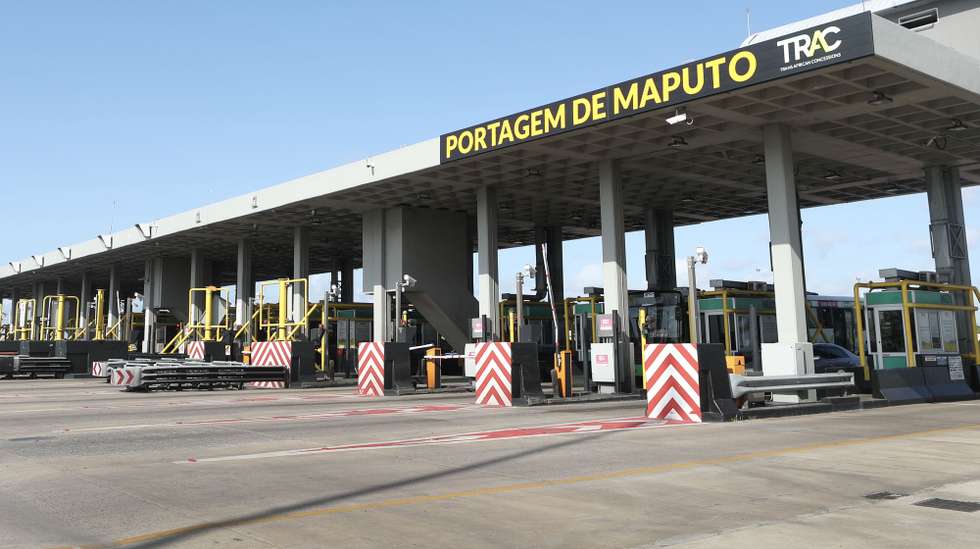 Manifestantes cortaram hoje por completo os acessos à portagem de Maputo, principal entrada e saída da capital moçambicana, com barricadas e veículos pesados atravessados, contestando a retoma de cobrança, após semanas de suspensão devido aos protestos pós-eleitorais, 23 de janeiro de 2025. LUÍSA NHANTUMBO / LUSA