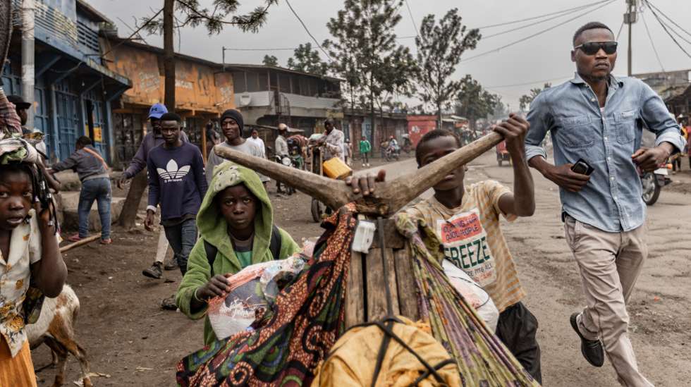 epaselect epa11854864 People carry their belongings as they flee the fightings between the M23 rebels and the Armed forces of the Democratic Republic of Congo (FARDC), in Mugini, North Kivu province, Democratic Republic of Congo, 26 January 2025. Nine South African soldiers as well as three Malawians and a Uruguayan soldier serving with the United Nations Organization Stabilization Mission in the Democratic Republic of the Congo, or MONUSCO, been killed in clashes with rebels from the M23 group over the past days.  EPA/MICHEL LUNANGA