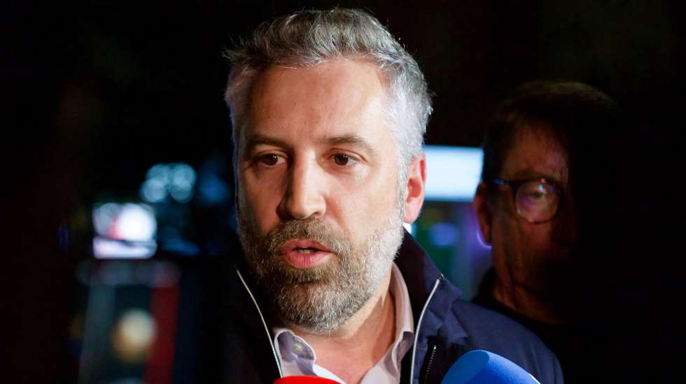 O secretário-geral do Partido Socialista (PS), Pedro Nuno Santos, fal aos jornalistas durante a apresentação do candidato do PS à Câmara Municipal de Tondela, Miguel Torres (ausente da fotografia), às próximas eleições autárquicas, em Tondela, 24 de janeiro de 2025. MIGUEL PEREIRA DA SILVA/LUSA