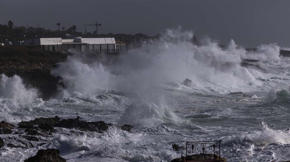 Ondulação junto à estrada do Guincho, Cascais, 27 de janeiro de 2025. Todos os distritos do continente estão hoje e terça-feira sob avisos por causa da chuva e vento forte, oito dos quais a vermelho por causa da agitação marítima, devido aos efeitos da depressão Herminia, segundo o IPMA. JOSÉ SENA GOULÃO/LUSA