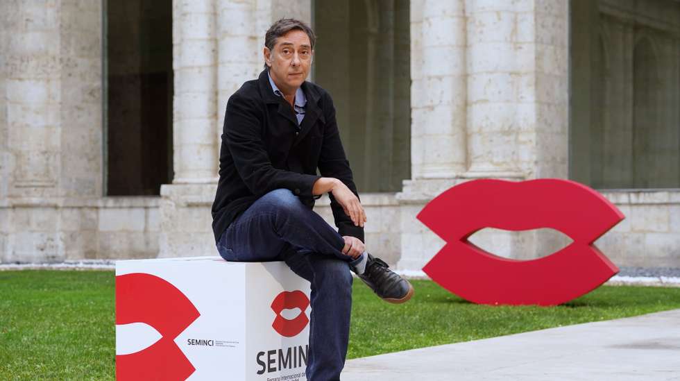 epa11670699 Portuguese filmaker Miguel Mendes during the presentation of the film 'Grand tour' on the occasion of the Valladolid International Film Festival (Seminci), in Valladolid, central Spain, 20 October 2024. The 2024 Valladolid International Film Festival is held from 18 October to 26 October 2024.  EPA/NACHO GALLEGO