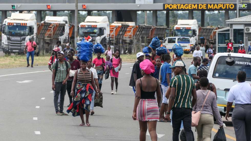 Os acessos da N4 a Maputo, principal entrada na capital moçambicana e ligação à fronteira da África do Sul, estão completamente bloqueados por manifestantes, que contestam a cobrança de portagem utilizando um camião cisterna com combustível contra a polícia, em Maputo, Moçambique, 29 de janeiro de 2025. ESTEVÃO CHAVISSO/LUSA