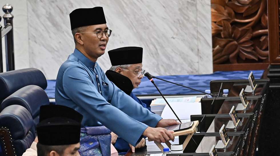 epa10228810 A handout photo made available by Malaysia's Department of Information shows Malaysia's Finance Minister Tengku Zafrul (C) speaking as he presents the 2023 budget at the parliament house in Kuala Lumpur, Malaysia, 07 October 2022. Finance Minister Tengku Zafrul Aziz has tabled Budget 2023, announcing an allocation of MYR 372.3 billion (81.23 billion euro)  EPA/Malaysia's Department of Information /Famer Roheni HANDOUT  HANDOUT EDITORIAL USE ONLY/NO SALES
