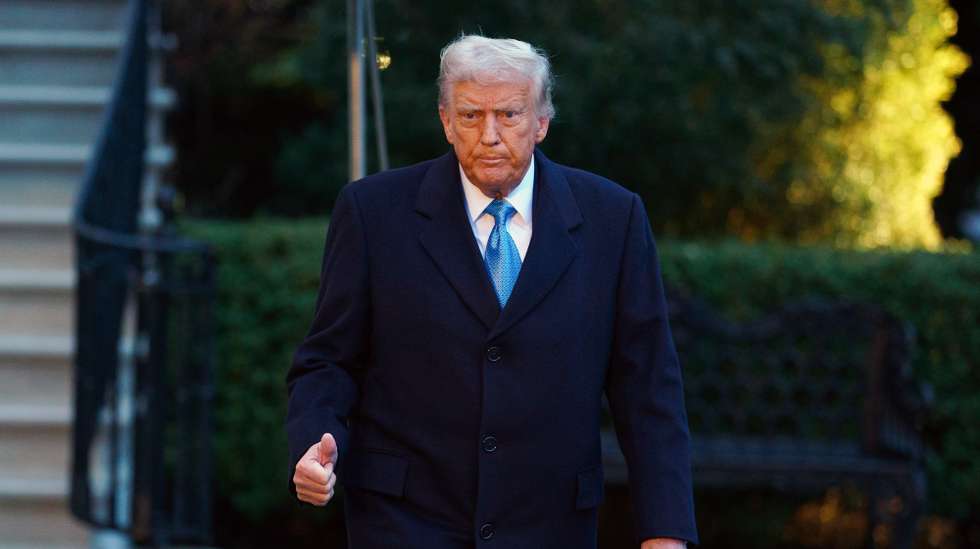 epa11867094 US President Donald Trump departs from the South Lawn of the White House in Washington, DC, USA, 31 January 2025. President Trump is due to spend the weekend in Florida.  EPA/WILL OLIVER