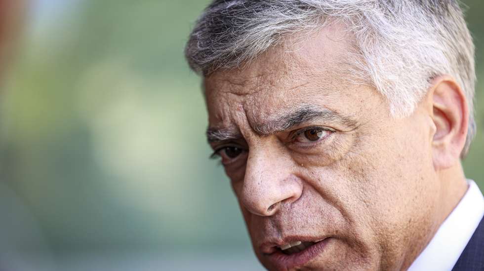 O presidente da Confederação Empresarial de Portugal (CIP), Armindo Monteiro (D, à chegada para a reunião da Comissão Permanente de Concertação Social, na sede do Conselho Económico e Social, em Lisboa, 07 de maio de 2024. FILIPE AMORIM/LUSA