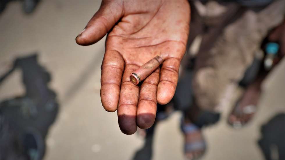 Um homem exibe uma cápsula de uma bala real disparada pela polícia moçambicana para dispersar manifestantes em Maputo, Moçambique, 05 de fevereiro de 2025. A Unidade de Intervenção Rápida disparou hoje para desmobilizar um grupo de manifestantes que bloquearam a Estrada Nacional Número 1 (EN1) em Marracuene, na província de Maputo. LUÍSA NHANTUMBO/LUSA