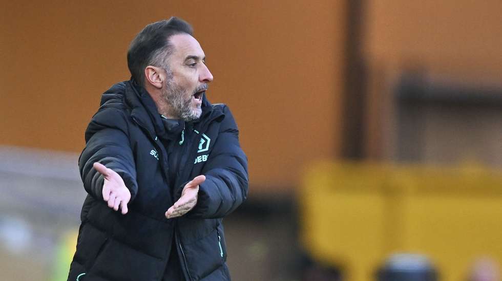 epa11852666 Vitor Pereira manager of Wolverhampton Wanderers gestures during the English Premier League match between Wolverhampton Wanderers and Arsenal FC, in Wolverhampton, Britain, 25 January 2025.  EPA/VINCE MIGNOTT EDITORIAL USE ONLY. No use with unauthorized audio, video, data, fixture lists, club/league logos, 'live' services or NFTs. Online in-match use limited to 120 images, no video emulation. No use in betting, games or single club/league/player publications.