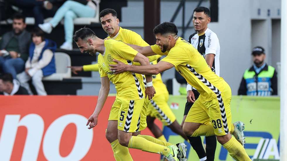 O jogador do Nacional José Gomes (E) festeja após marcar um golo contra o Farense durante o jogo da 21.ª jornada da I Liga de futebol, disputado, realizado no Estádio do Farense, Faro, 09 de fevereiro de 2025. LUÍS FORRA/LUSA