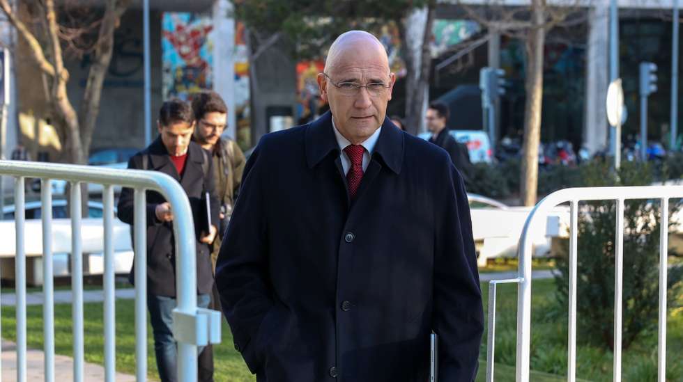 O antigo primeiro-ministro, Pedro Passos Coelho, à chegada ao Tribunal Criminal de Lisboa onde vai ser ouvido como testemunha no processo principal do colapso do Banco Espírito Santo (BES) e do Grupo Espírito Santo (GES), no Campus da Justiça, em Lisboa, 15 de janeiro de 2025. MANUEL DE ALMEIDA/LUSA