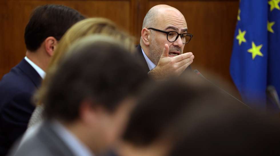 O ministro das Infraestruturas e Habitação, Miguel Pinto Luz, intervém perante a Comissão de Economia, Obras Públicas e Habitação, na Assembleia da República, em Lisboa, 12 de fevereiro de 2025. TIAGO PETINGA/LUSA