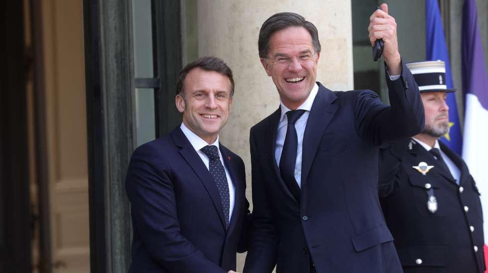 epa11902972 French President Emmanuel Macron (L) welcomes NATO Secretary-General Mark Rutte (R) ahead of a meeting on war in Ukraine and European security at the Elysee Palace in Paris, France, 17 February 2025.  EPA/TERESA SUAREZ