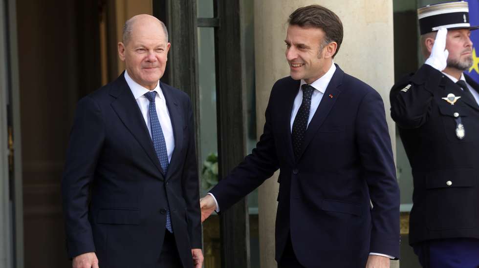 epa11902955 French President Emmanuel Macron (R) welcomes German Chancellor Olaf Scholz (L) ahead of a meeting on war in Ukraine and European security at the Elysee Palace in Paris, France, 17 February 2025.  EPA/TERESA SUAREZ