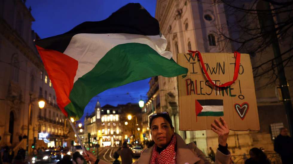 Participantes numa manifestação pela paz no Médio Oriente gritam palavras de ordem na iniciativa da CGTP-IN, do Movimento pelos Direitos do Povo Palestino e pela Paz no Médio Oriente, do Conselho Português para a Paz e Cooperação e do Projeto Ruído. A manifestação tem o lema "Cessar-Fogo Permanente - Fim à ocupação da Palestina - Paz no Médio Oriente", Lisboa, 18 de fevereiro de 2025. NUNO VEIGA/LUSA