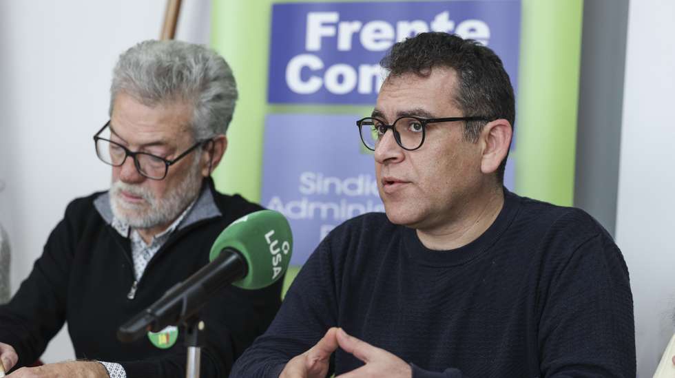O coordenador da Frente Comum, Sebastião Santana, participa numa conferência de imprensa da Frente Comum para divulgar a exigência de abertura do processo negocial da Proposta Reivindicativa Comum para 2025 (PRC 2025) e de aumentos intercalares dos salários, Lisboa, 30 de fevereiro de 2025.  MIGUEL A. LOPES/LUSA