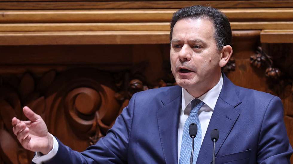 O primeiro-ministro, Luis Montenegro durante o debate da moção de censura ao Governo, apresentada pelo Chega, na Assembleia da República, em Lisboa, 21 de fevereiro de 2025. MANUEL DE ALMEIDA/LUSA