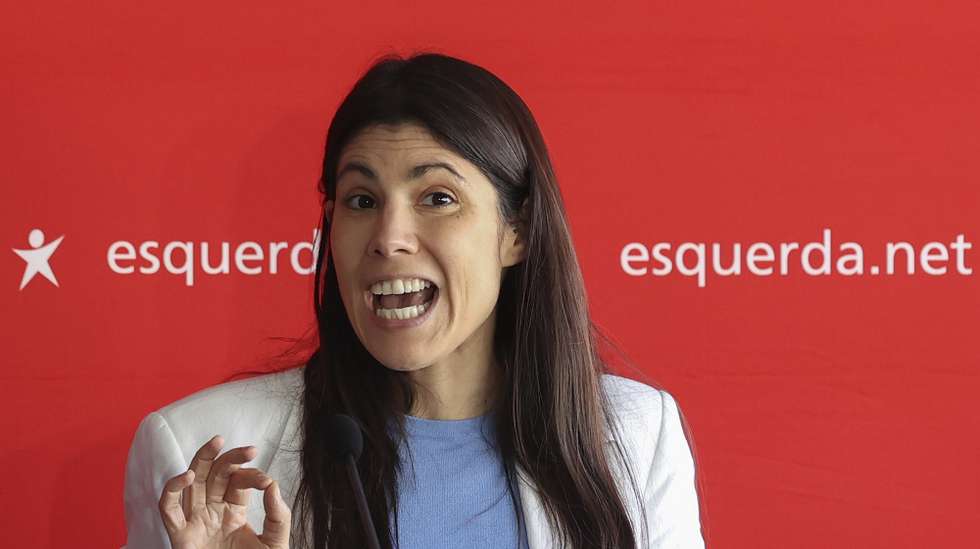 A  coordenadora do Bloco de Esquerda (BE) Mariana Mortágua durante a apresentação de Anabela Rodrigues (ausente na fotografia) como cabeça de lista à Câmara Municipal da Amadora para as próximas eleições autárquicas, na Amadora, 22 de fevereiro de 2025. MANUEL DE ALMEIDA/LUSA
