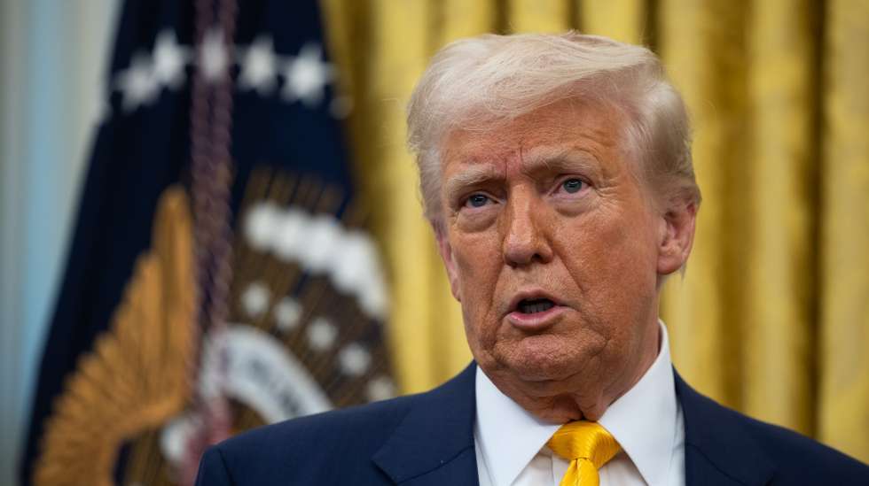 epa11914225 US President Donald Trump speaks in the Oval Office at the White House in Washington, DC, USA, 21 February 2025.  EPA/FRANCIS CHUNG / POOL