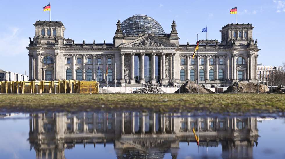 epa11915560 A view of the Reichstag building in Berlin, Germany, 22 February 2025. Germany will hold early federal elections on 23 February 2025, to elect a new Bundestag (parliament).  EPA/CHRISTOPHER NEUNDORF