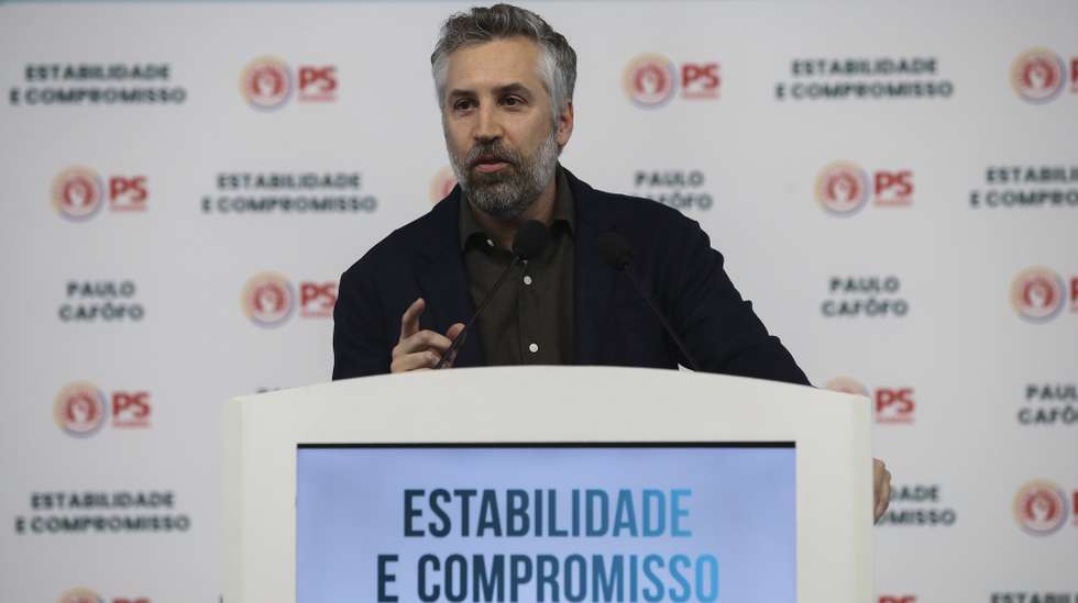 Pedro Nuno Santos, secretário-geral do Partido Socialista (PS), durante a sessão de encerramento do XXII Congresso do PS/Madeira, no Funchal, 23 de fevereiro de 2025.  HOMEM DE GOUVEIA/LUSA