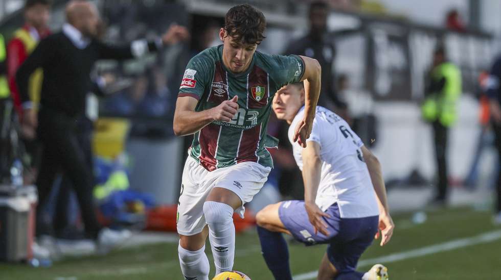 O jogador do Estrela da Amadora, Diogo Travassos (E), disputa a bola com o jogador do Santa Clara, Adriano Firmino (D), durante o jogo da Primeira Liga de Futebol entre o Estrela da Amadora e o Santa Clara, realizado no Estádio José Gomes, na Amadora, 23 de fevereiro de 2025. MANUEL DE ALMEIDA/LUSA