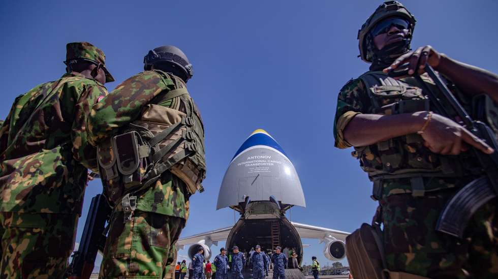 epaselect epa11879834 Members of a new contingent of UN-backed Kenyan police officers guard a Salvadoran cargo plane at Toussaint Louverture International Airport in Port-au-Prince, Haiti, 06 February 2025. The Multinational Security Support Mission, led by Kenya and approved by the UN, began deploying in Haiti last June and currently has over 900 personnel from various countries, aiming to help curb the prevailing violence in the Caribbean nation.  EPA/Mentor David Lorens