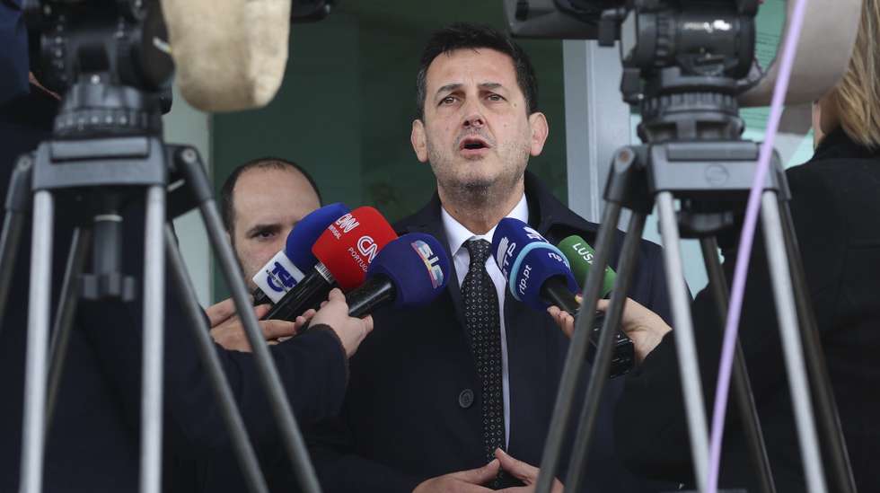 O presidente do Iniciativa Liberal, Rui Rocha, fala à comunicação social após a visita à 64.ª Esquadra da PSP - Alfragide, na Amadora, 11 de fevereiro de 2025. TIAGO PETINGA/LUSA