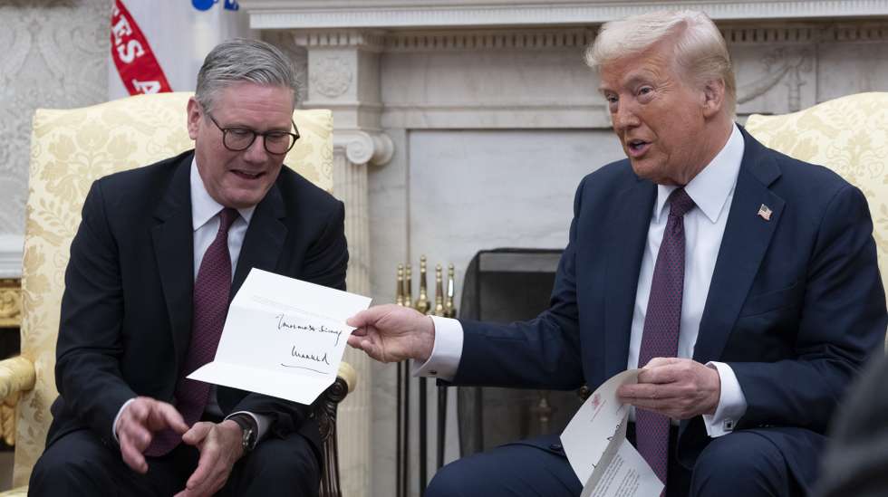 epa11928579 US President Donald J Trump (R) and British Prime Minister Keir Starmer show an invitation from Britain's King Charles inviting Trump to visit the United Kingdom, in the Oval Office of the White House in Washington, DC, USA, 27 February 2025.  EPA/CHRIS KLEPONIS / POOL