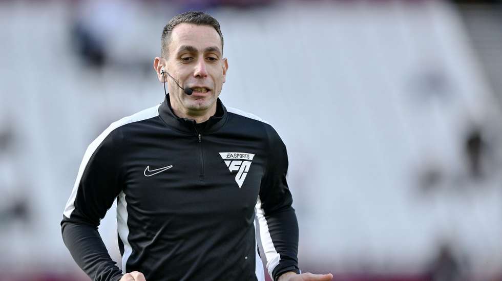 epa11686999 Referee David Coote warms up before the English Premier League soccer match between West Ham United and Manchester United, in London, Britain, 26 October 2024.  EPA/VINCE MIGNOTT EDITORIAL USE ONLY. No use with unauthorized audio, video, data, fixture lists, club/league logos, 'live' services or NFTs. Online in-match use limited to 120 images, no video emulation. No use in betting, games or single club/league/player publications.