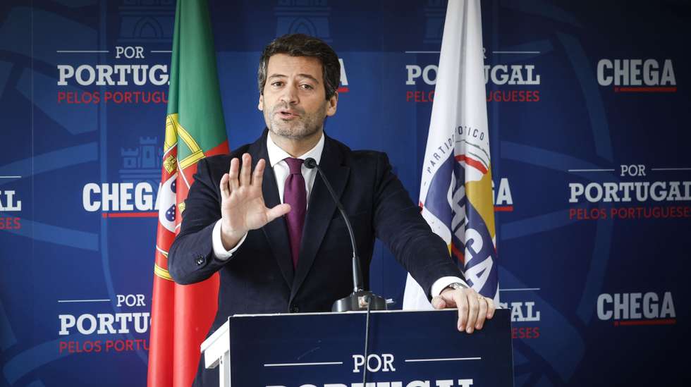 O presidente do Chega (CH), André Ventura, fala aos jornalistas durante uma conferência de imprensa na sede do partido, sobre um potencial conflito de interesses do primeiro-ministro, Luís Montenegro (ausente da foto), pela existência de uma empresa imobiliária com a mulher e os filhos, após a aprovação da lei dos solos aprovada em novembro, Lisboa, 16 de fevereiro de 2025. ANTÓNIO PEDRO SANTOS/LUSA