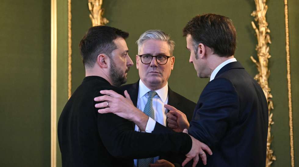 epa11935358 (L-R) Ukraine's President Volodymyr Zelensky, Britain's Prime Minister Keir Starmer and France's President Emmanuel Macron chat after holding a meeting during a summit on Ukraine at Lancaster House in London, Britain, 02 March 2025. Starmer is hosting a summit of European leaders in London to discuss the ongoing war in Ukraine.  EPA/JUSTIN TALLIS/POOL