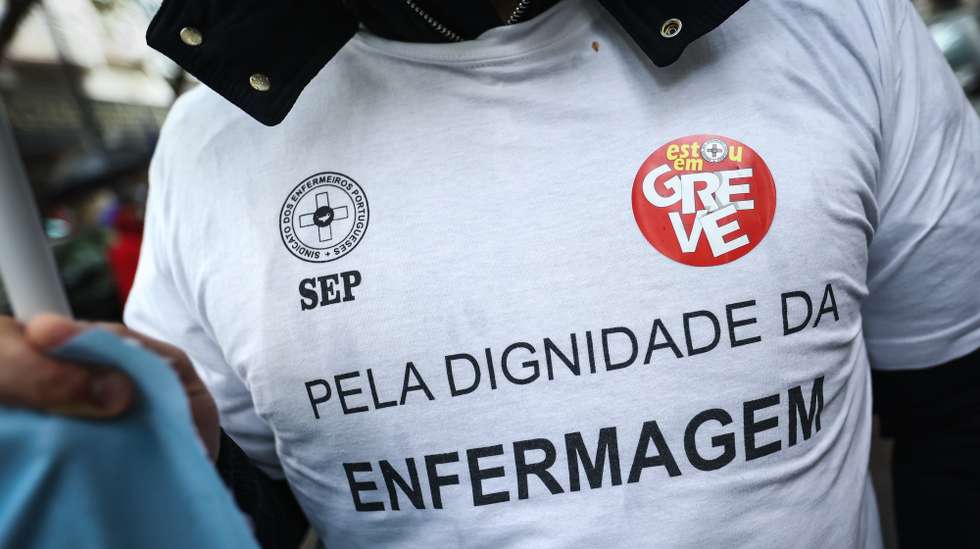 Enfermeiros protestam durante uma manifestação no último dia de greve convocada pelo Sindicato dos Enfermeiros Portugueses (SEP), frente ao Ministério da Saúde, em Lisboa, 25 de setembro de 2024. A greve convocada pelo Sindicato dos Enfermeiros Portugueses (SEP) exige "Justa valorização de todas as posições remuneratórias de todas as categorias da Carreira de Enfermagem; Compensação do risco e penosidade, designadamente através de condições especiais de aposentação; Correção de todas as Injustiças Relativas e discriminações relacionadas com a Contagem de Pontos, desde logo o pagamento dos devidos retroativos desde 2018; Que todos os enfermeiros detentores do título de Enfermeiro Especialista até 31 de maio de 2019 transitem para a respetiva categoria; Plano de pagamento de dívidas em atraso relativamente ao trabalho extraordinário realizado; Pagamento das dívidas relativos aos milhares de dias feriados trabalhados e não gozados e que, não poderá ser diferente de 2 vezes o valor hora do regime das 35 horas; e Admissão de mais enfermeiros. RODRIGO ANTUNES/LUSA