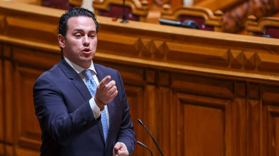 O deputado do Chega, Filipe Melo, intervém durante a sessão plenária de interpelação ao Governo sobre o "Passe Ferroviário Nacional e investimento na ferrovia em Portugal", na Assembleia da República, em Lisboa, 10 de outubro de 2024. ANTÓNIO COTRIM/LUSA